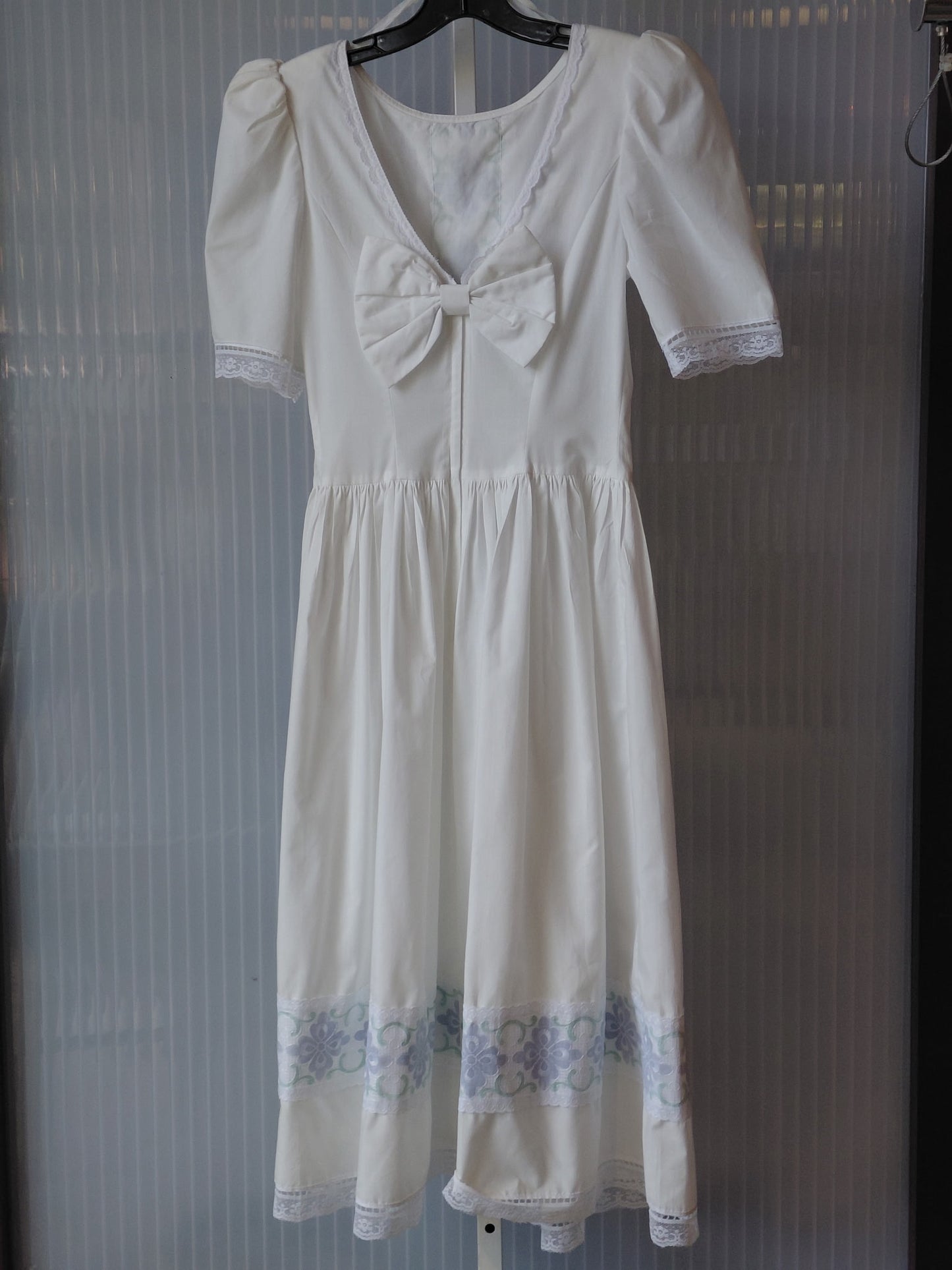 1980s White Gathered Puff-Sleeve Dress w/ Blue Lace
