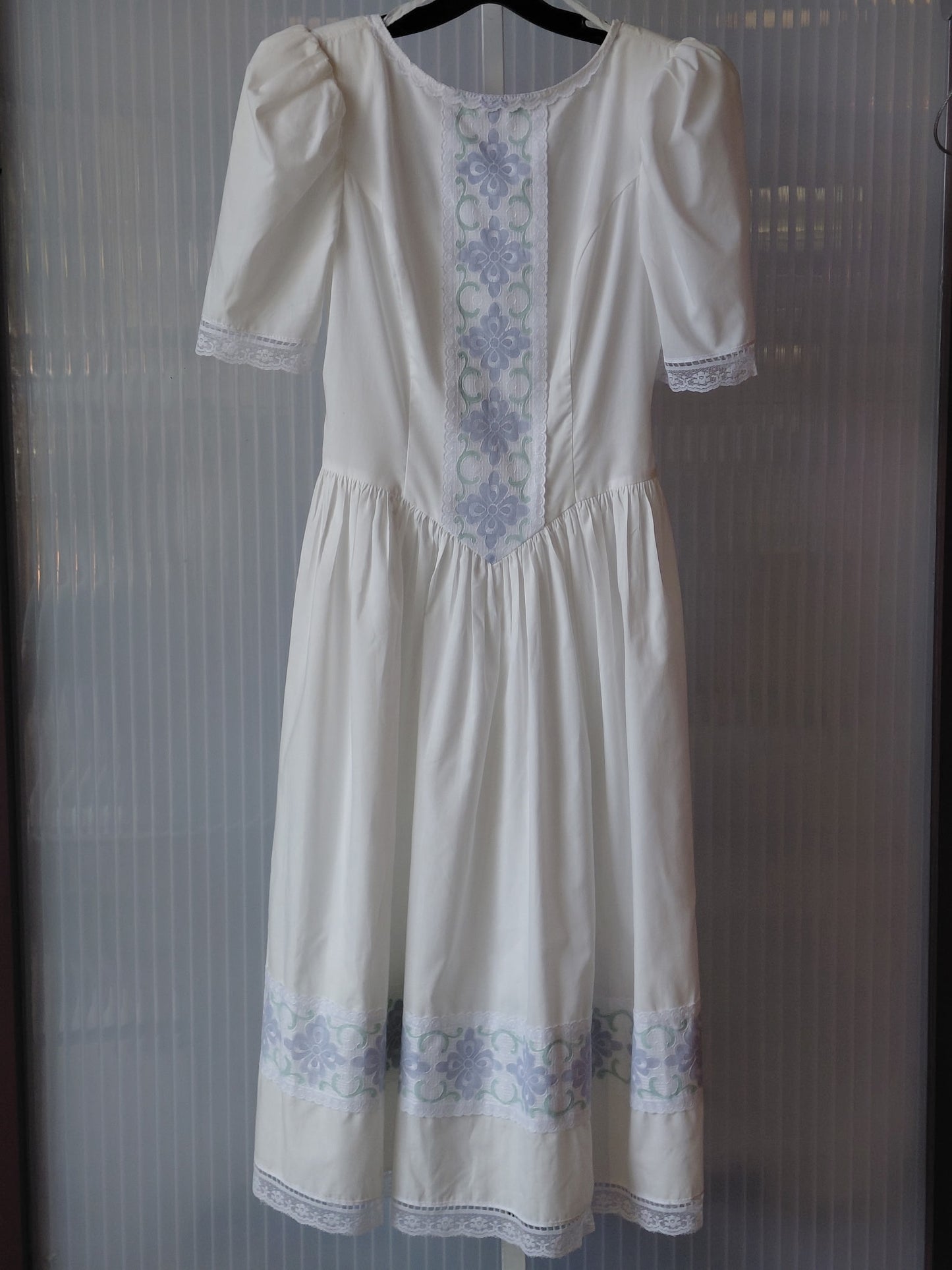 1980s White Gathered Puff-Sleeve Dress w/ Blue Lace