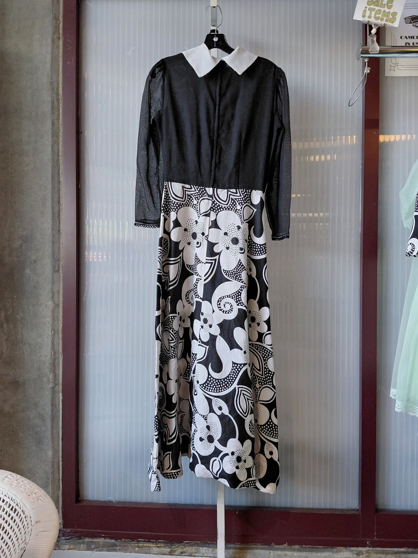 *rita?* 1970s Black & White Mod Floral Collared Dress & Vest Set