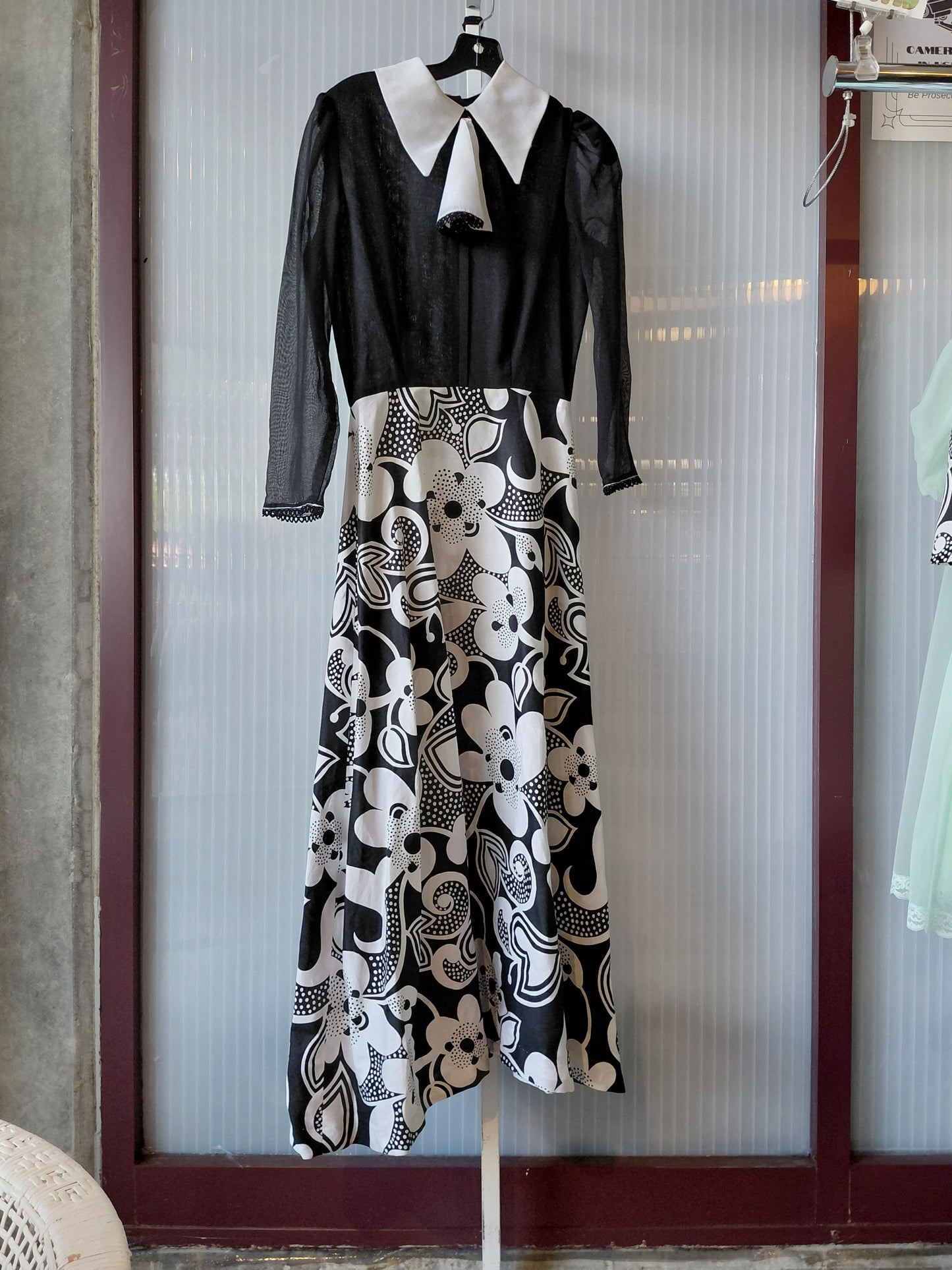 *rita?* 1970s Black & White Mod Floral Collared Dress & Vest Set